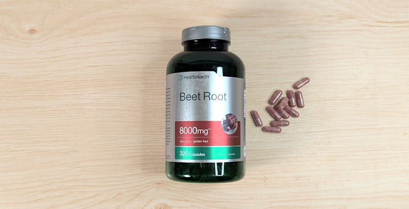Horbäach Beet Root Capsules beside 11 capsules on a wood surface.