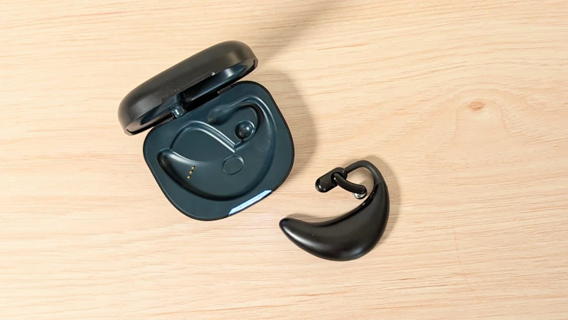 Sona earpiece with charging case