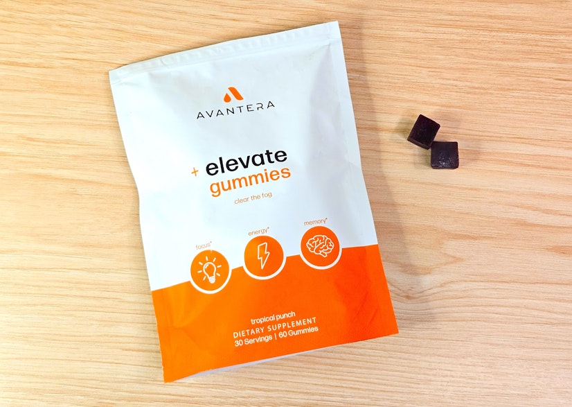The Avantera Elevate bag and two gummies on a wooden background