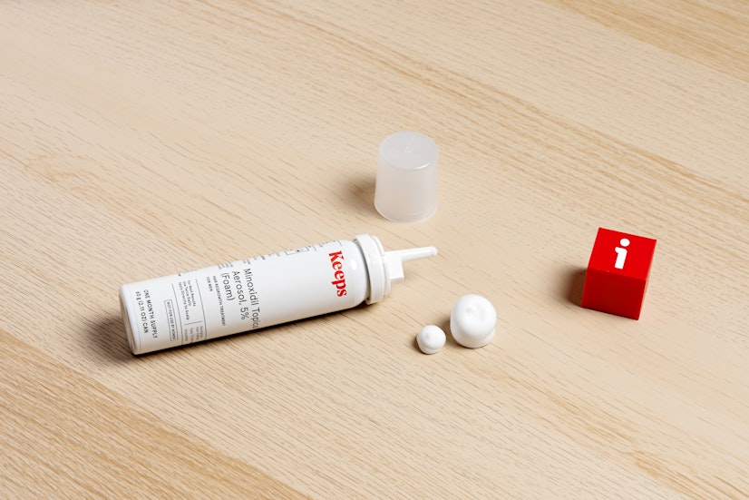 Keeps Minoxidil 5% foam topical with applicator and foam dosage on wooden surface