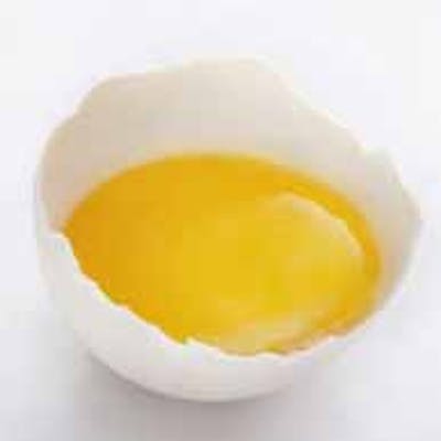 زرده تخم مرغ در نیمی از پوسته تخم مرغ نشسته است