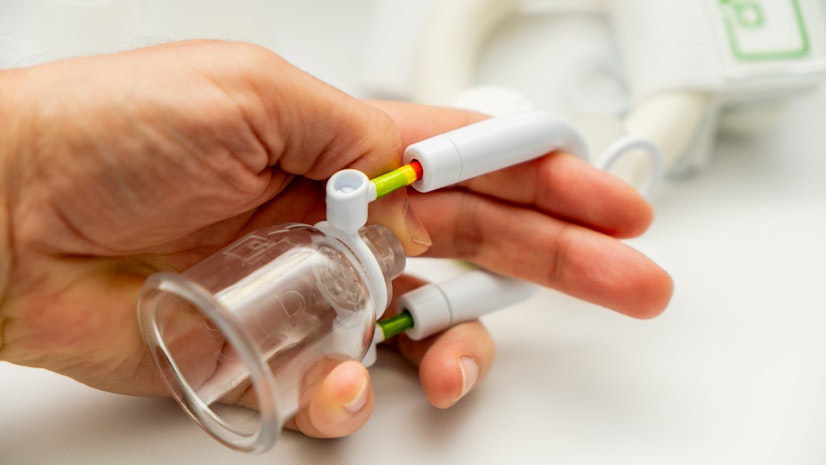 Close-up of the color signal feature on the Phallosan Forte penis extender