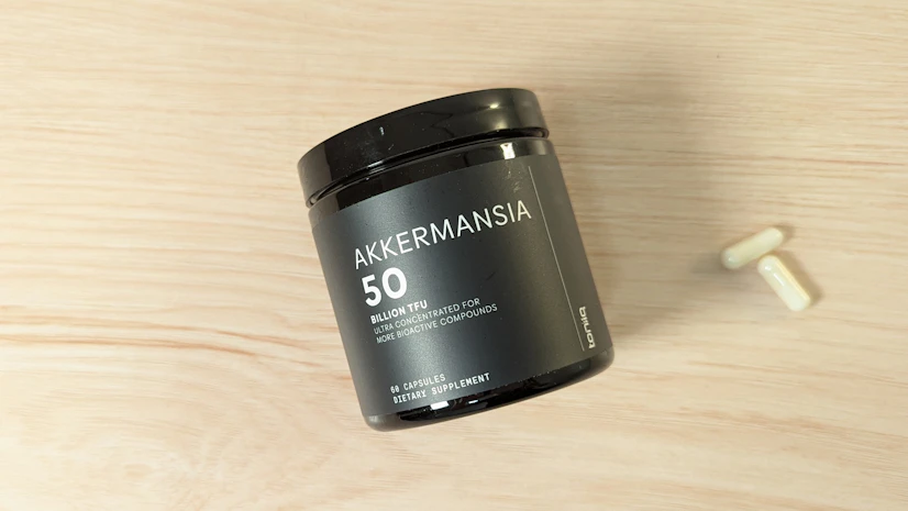 Toniiq Akkermansia 50 on wood surface.